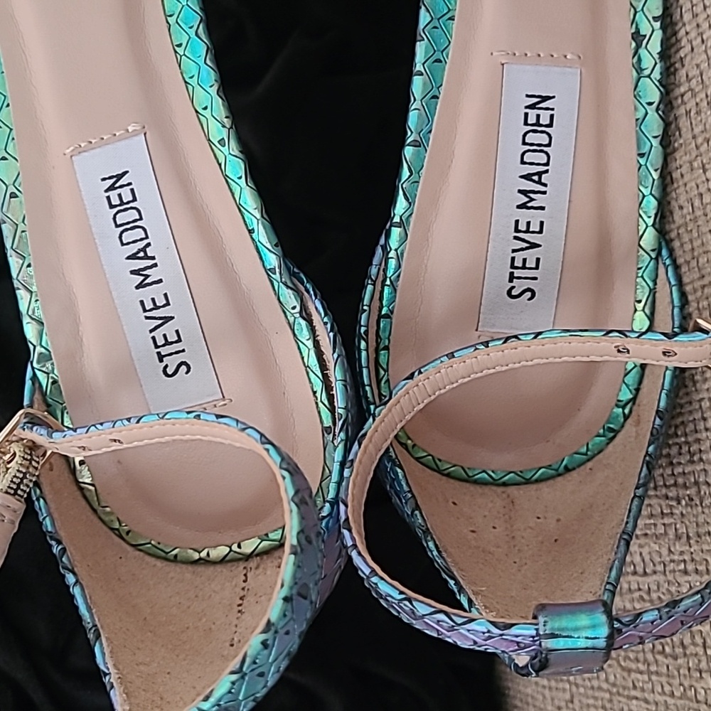 STEVE MADDEN WOMEN'S SANE IRIDESCENT SNAKE PRINT POINTED SANDALS - Picture 10 of 11